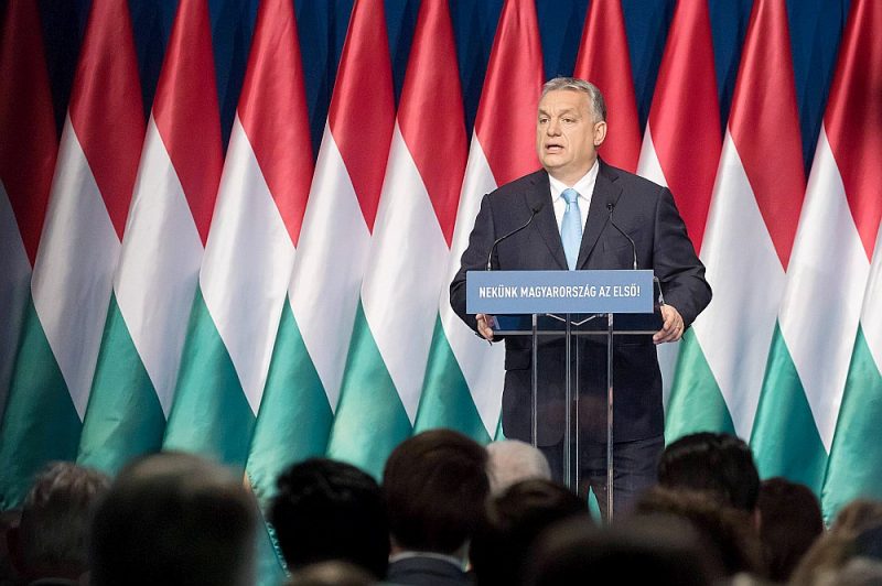 Ungārijas premjerministrs Viktors Orbāns, kurš aizstāv “nulles iecietību” imigrācijas jomā, uzskata, ka ģimeņu atbalsta programma ir nepieciešama “ungāru nācijas izdzīvošanas nodrošināšanai”.