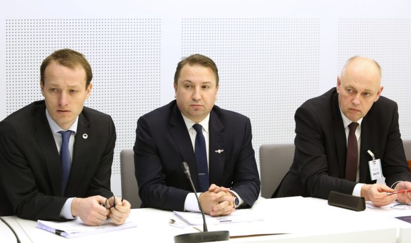 Satiksmes ministrijas Parlamentārais sekretārs Jānis Butāns (no kreisās), AS “Pasažieru vilciens” valdes priekšsēdētājs Rodžers Jānis Grigulis un VAS “Latvijas Dzelzceļš” viceprezidents Aivars Strakšas piedalās Saeimas Publisko izdevumu un revīzijas komisijas sēdē, 26.02.2019.