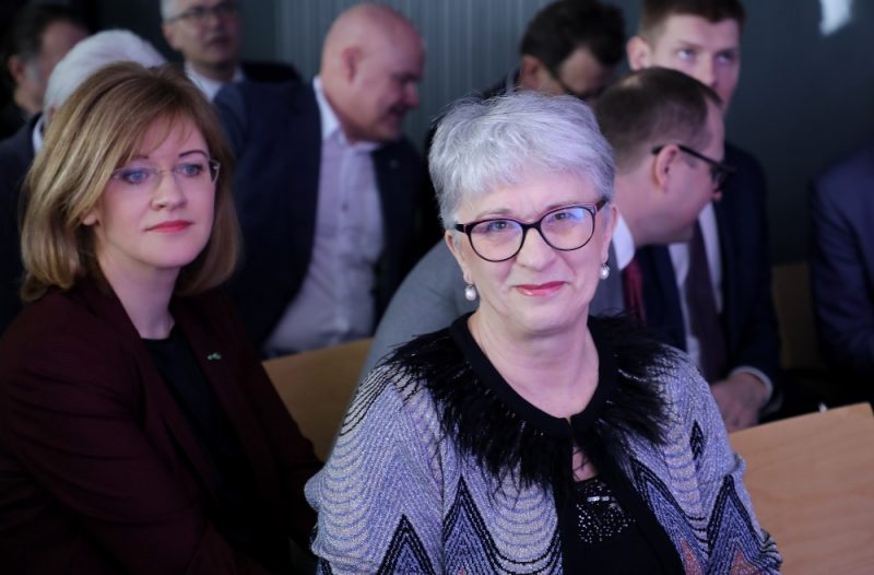 Latvijas Ārlietu ministrijas parlamentārā sekretāre Zanda Kalniņa-Lukaševica (no kreisās) un Eiropas Parlamenta deputāte Sandra Kalniete piedalās partijas “Vienotība” domes un apvienības “Jaunā Vienotība” kopsēdē, kurā politiskais spēks diskutē par uzdevumiem Saeimā un valdībā, kā arī apstiprina kandidātu sarakstu Eiropas Parlamenta vēlēšanām, 23.02.2019.