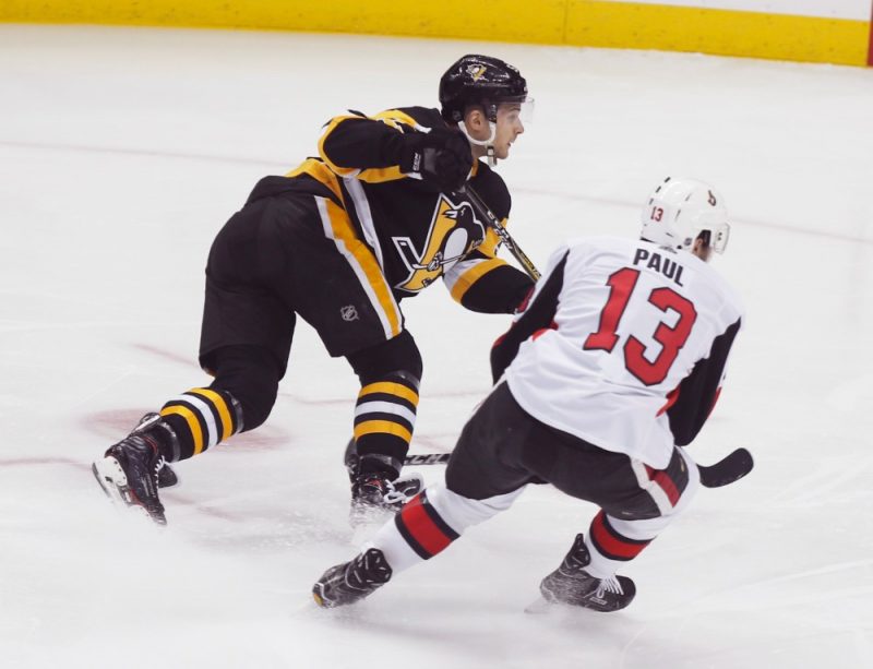 Teodors Bļugers (no kreisās), izdara precīzo metienu, gūstot savus pirmos vārtus NHL.