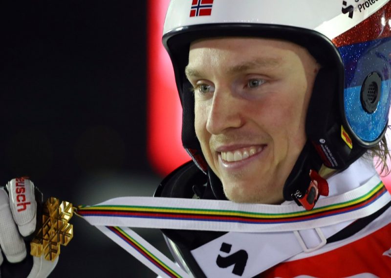 Norvēģis Henriks Kristofešens ar pasaules čempionāta zelta medaļu.