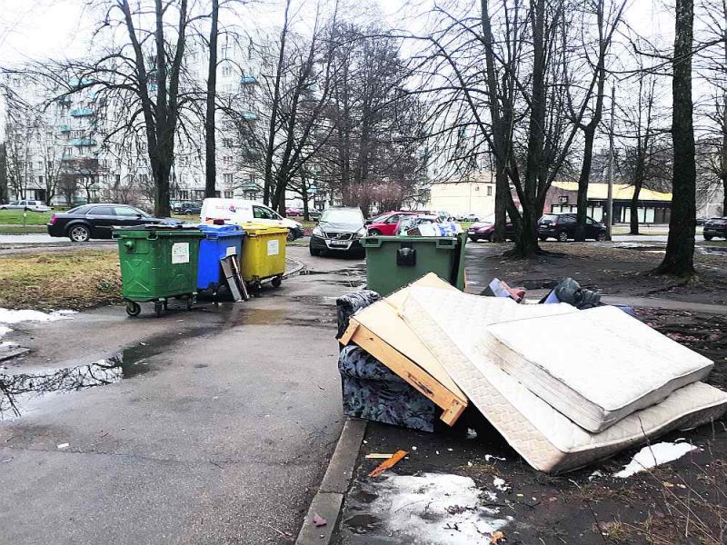Rīgā nereti vietas pie sadzīves atkritumu konteineriem pārvēršas par izgāztuvēm, kur tiek likti veci dīvāni, matrači, ledusskapji, arī riepas.
