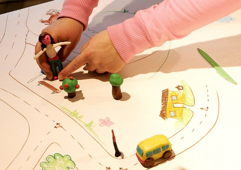 Pašvaldības bažījas: ja nebrauks skolēniem pakaļ līdz pat namdurvīm, to darīs citas pašvaldības skolas autobuss. Turklāt, ja bērnam kas atgadīsies, ejot uz skolu kājām, vainīga atkal būs pašvaldība.