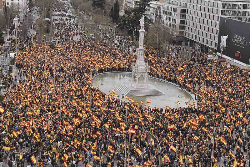Desmitiem tūkstošu cilvēku vakar Madrides centrā piedalījās Spānijas labējo partiju rīkotajā protesta akcijā pret sociālistu premjerministru Pedro Sančesu, kuru labējie apsūdz nodevībā sarunās ar Katalonijas separātistiem.