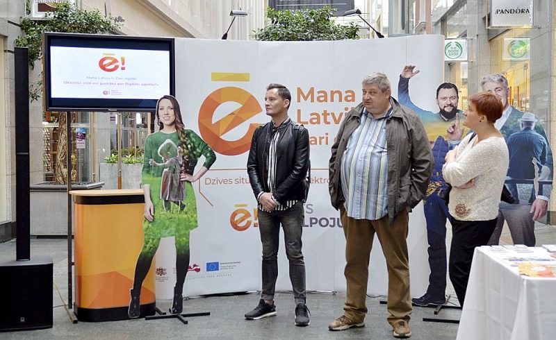 E-pakalpojumu veicināšanas akcija “Dienas bez rindām” pērn rudenī tirdzniecības centrā “Galerija Centrs”. Tās mērķis bija iedrošināt sabiedrību saņemt pakalpojumus digitāli un iepazīstināt ar e-pakalpojumu dažādību.