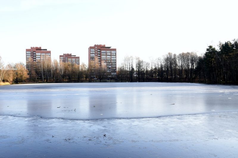 Arhīva foto. Dambjapurva ezers un mājas Juglā.
