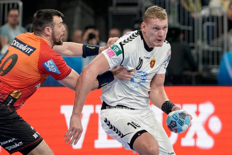 Dainis Krištopāns (ar bumbu) ir “Vardar” komandas līderis.