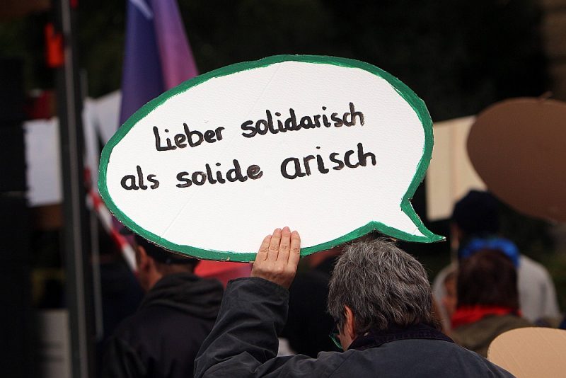 Tūkstošiem cilvēku masu demonstrācijā “Tagad kopā pret baiļu politiku”, ko pērn oktobrī organizēja dažādas alianses pret labējo un nacionālo konservatīvo naida politiku.