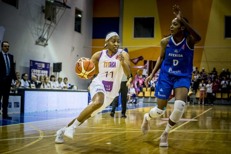Šeilanija Pedija (ar bumbu) vēlas iegūt Latvijas pavalstniecību un pārstāvēt Latvijas basketbola izlasi.