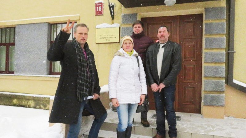 Zemnieki pie tiesas cerībā uz taisnīgu drīzu lēmumu un drīzu parāda atdabūšanu (no kreisās): Normunds Kalniņš, V. Dalbiņa, Aivars Krūmkalns un Ainārs Dalbiņš.