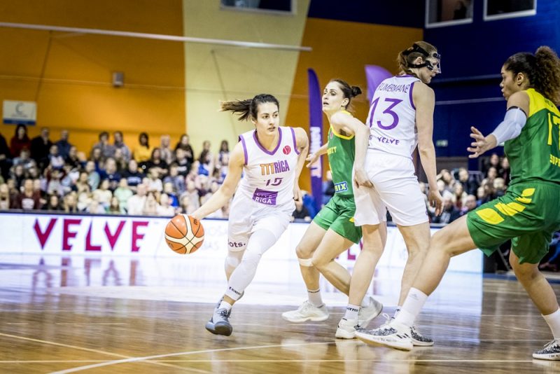 Ieva Pulvere (no kreisās) un Aija Brumermane pret Šopronas “Uniqa” komandu.