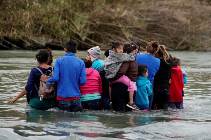 Migranti uz Meksikas un ASV robežas.