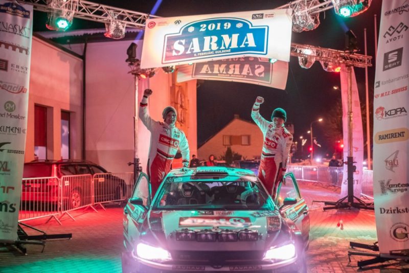 Olivers Solbergs (no labās) un viņa stūrmanis Ārons Džonstons abos Latvijas ziemas rallijos palika nepārspēti.
