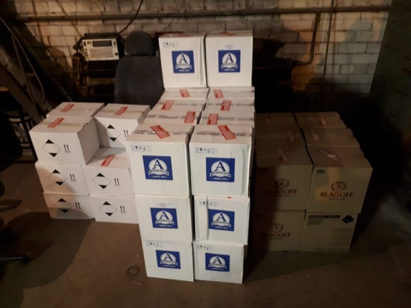 Sievietes īpašumos Talsu novadā konfiscē kontrabandas cigaretes un alkoholu.