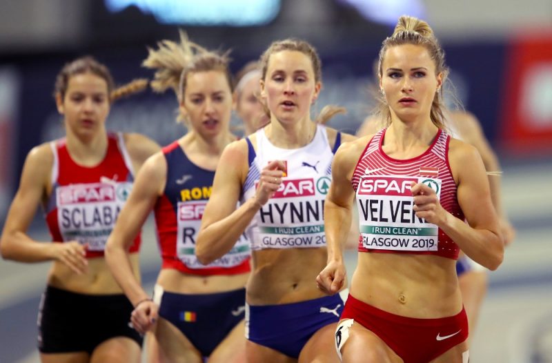 Līga Velvere (no labās) Eiropas čempionātā telpās.