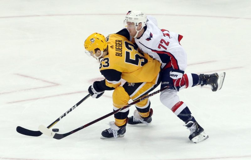 Teodors Bļugers (pa kreisi) NHL spēlē.