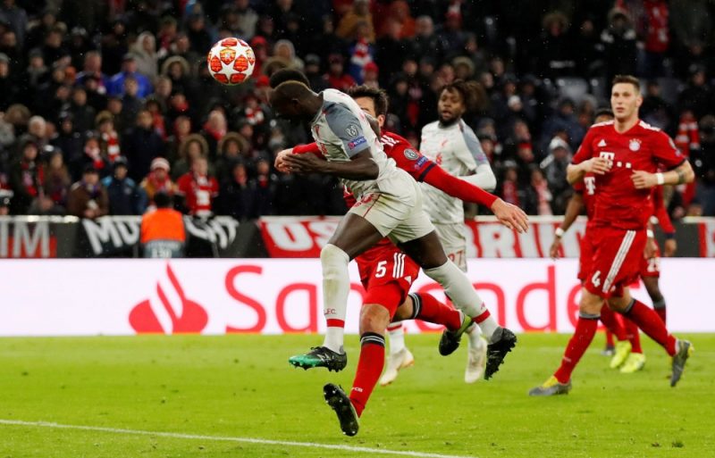 “Liverpool” futbolists Sadio Manē ar galvu gūst komandas trešos vārtus.
