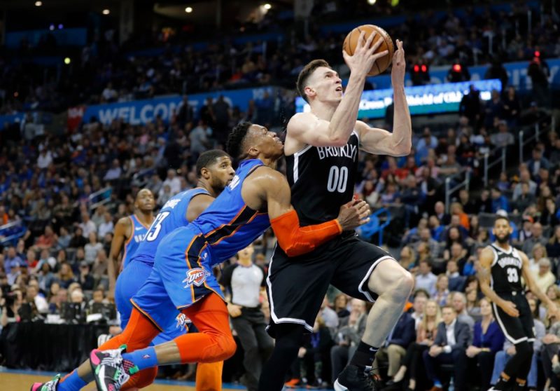 Rodionu Kurucu ceļā uz grozu cenšas apturēt NBA superzvaigzne Rasels Vestbrūks.