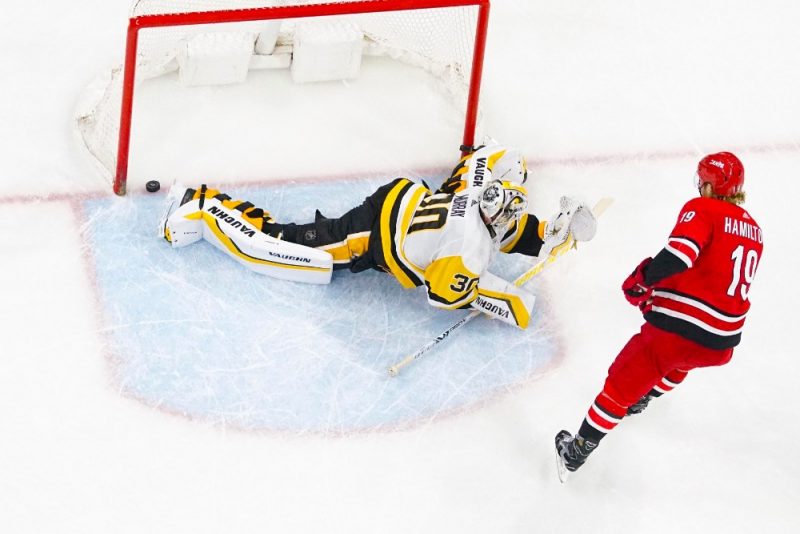 “Hurricanes” hokejists Dagijs Hamiltons iemet uzvaru nesošo “bullīti” Pitsburgas “Penguins” vārtos.