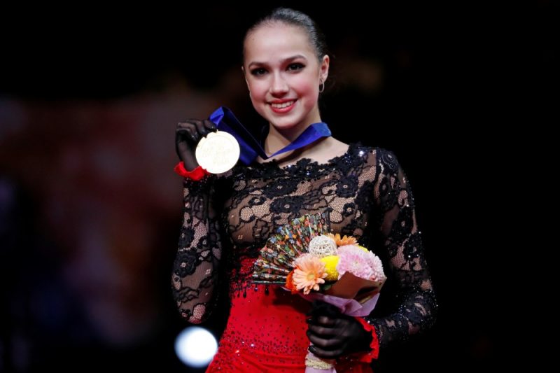 Aļina Zagitova ar pasaules čempionāta zelta medaļu.