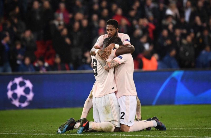 Mančestras “United” futbolisti priecājas pēc dramatiskās uzvaras Parīzē.