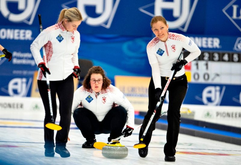 Latvijas kērlingistes sacenšas pasaules čempionātā.