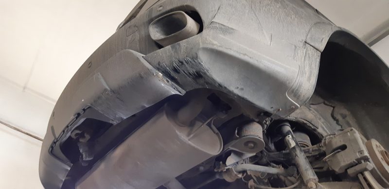 Auto aizmugurējā bampera uzlika.