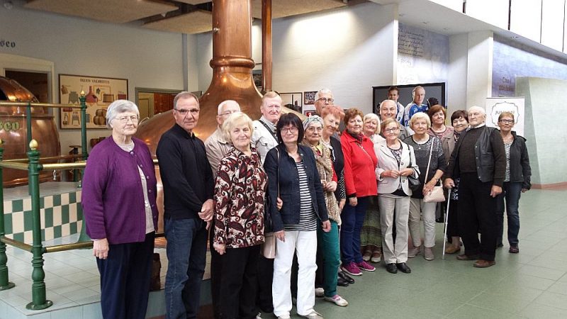 “Cēsu alus” pensionāru kluba biedri Somijas alus darītavā.