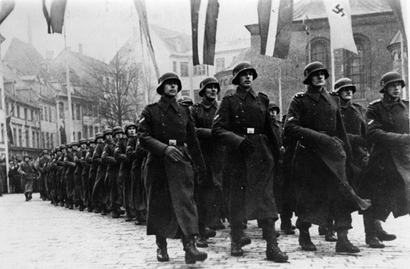 Latviešu 15. ieroču SS grenadieru divīzijas karavīri parādē 1943. gada 18. novembrī.
