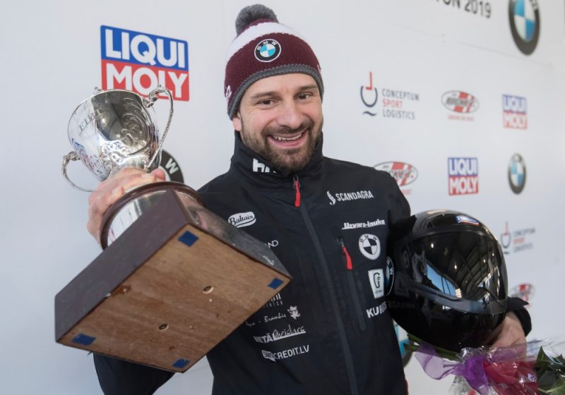 Martins Dukurs ar savu sesto pasaules čempiona trofeju.