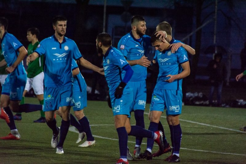 “Riga” futbolisti priecājas par gūtajiem vārtiem.