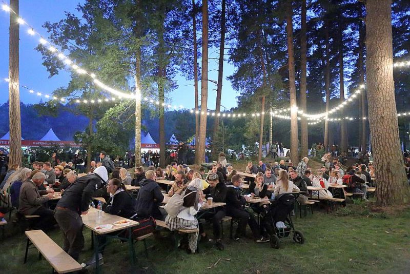 Latviešu izcilākās garīguma manifestācijas – Dziesmu un deju svētku – netiešā ekonomiskā ietekme ir ar to apkalpošanu saistīto Latvijas tautsaimnieku ieņēmumi, no kuriem tiek maksāti nodokļi. Attēlā: ēdināšanas zona Latvijas valsts simtgades Dziesmu un deju svētku laikā.