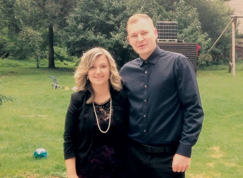 Laurai un Dzintaram Freimaņiem nācās nonākt līdz tiesai un izšķirties, lai saprastu, ka problēmas ir viņos pašos, ne otrā cilvēkā. Nācās sanaidoties, lai Dievs parādītu īsto ceļu un abi piedotu un iemīlētu viens otru no jauna un vēl spēcīgāk nekā sākumā.