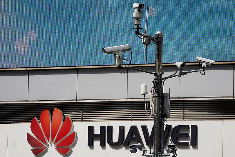 Novērošanas kameras pie “Huawei” kompānijas veikala Šanhajā.