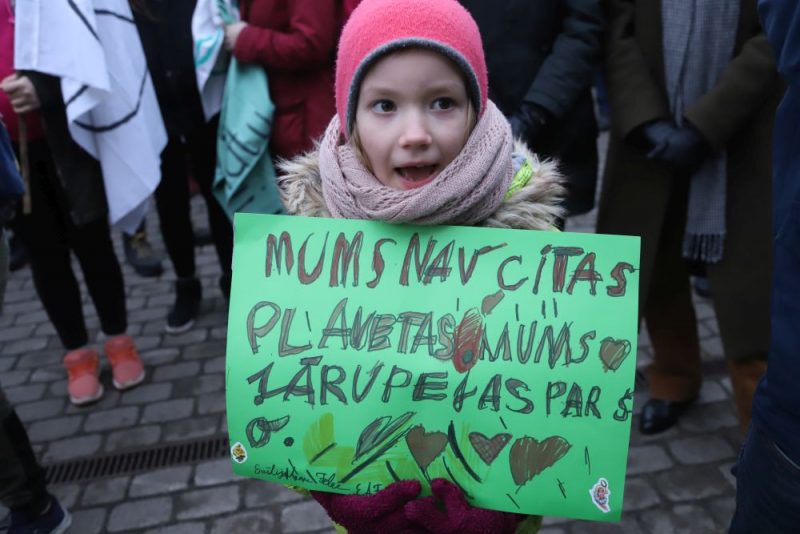 Rīgas centrā norisinās klimata pārmaiņu radīto problēmu aktualizēšanai veltīts gājiens