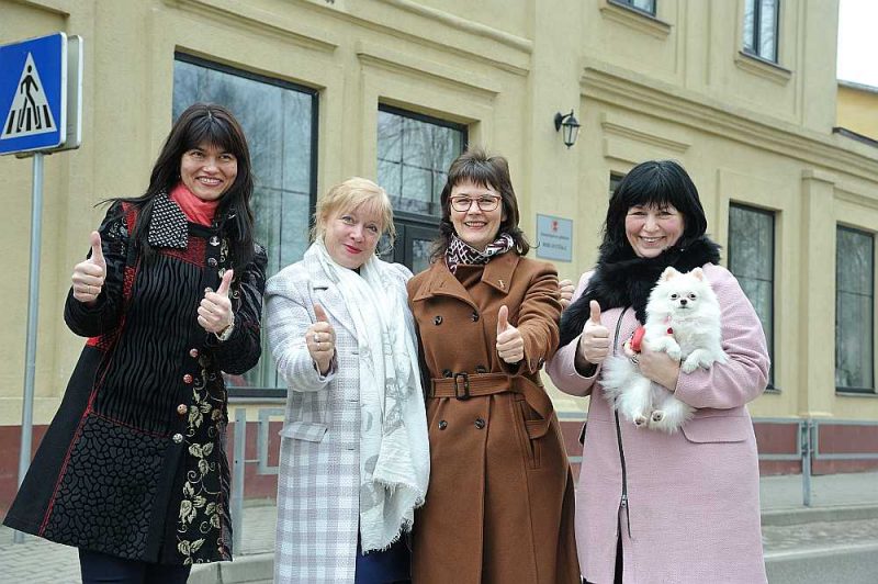 Kultūras dzīves veidotāja darbs ir dzīvesveids, ko likuma rāmī ielikt varētu nākties sarežģīti – vienisprātis ir kultūras centru vadītājas Rudīte Nāzare (no kreisās), Anita Ostrovska, Astrīda Mencendorfa un Gunita Krievāne (attēlā kopā ar Jaunjelgavas kultūras centra četrkājaino darbinieku – suņuku Trīni).