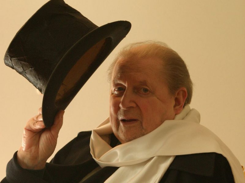 “Savā 75 gadu jubilejā vairākās intervijās Alfrēds Jaunušans sacīja, ka gribētu piedzīvot “to gadu, kurš ar trijām nullēm rakstāms”, un režisora vēlēšanās piepildījās.