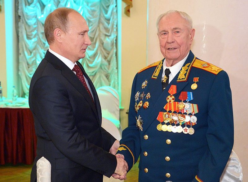 Krievijas prezidents Vladimirs Putins (no kreisās) 2014. gada 8. novembrī sveic bijušo PSRS aizsardzības ministru Dmitriju Jazovu 90. dzimšanas dienā.
