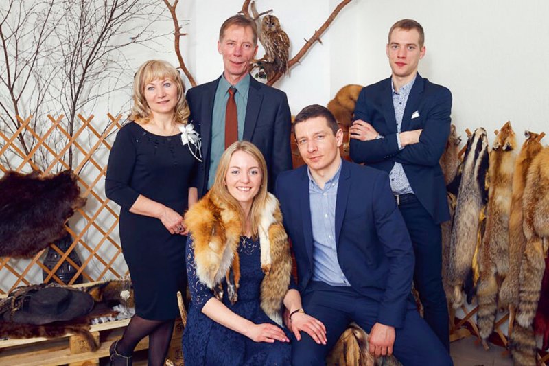 Medību aizrautīgie. No kreisās – Egona sieva Daina, Egons, dēls Sandijs, meita Santa un Santas draugs Kaspars.