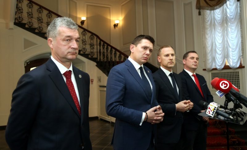 13. Saeimā ievēlētās partijas “KPV LV” pārstāvji – valdes loceklis Atis Zakatistovs (no kreisās), valdes priekšsēdētājs Artuss Kaimiņš, premjera amata kandidāts Aldis Gobzems un valdes loceklis Didzis Šmits atbild uz žurnālistu jautājumiem pēc tikšanās tikšanās ar Valsts prezidentu Rīgas pilī, 19.10.2018.