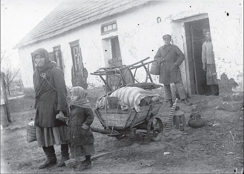 “Atkulakotās” ukraiņu zemnieku ģimenes padzīšana no mājām 20. gs. 30. gadu sākumā. Pēc 1940. gada Latvijas okupācijas Staļina “kulaku kā šķiras likvidācijas” politika un programma gaidīja arī Latvijas zemniekus.