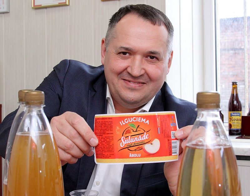 “Mēs nekad neuzvarēsim lielos monstrus, kas ražo lētus šķidros dzērienus. Mums ir kvalitatīvs graudu dzēriens, un varbūt tāpēc ir tik liela interese par mūsu produktiem,” stāsta “Ilgezeem” pārdošanas un mārketinga nodaļas vadītājs Rihards Jablokovs.