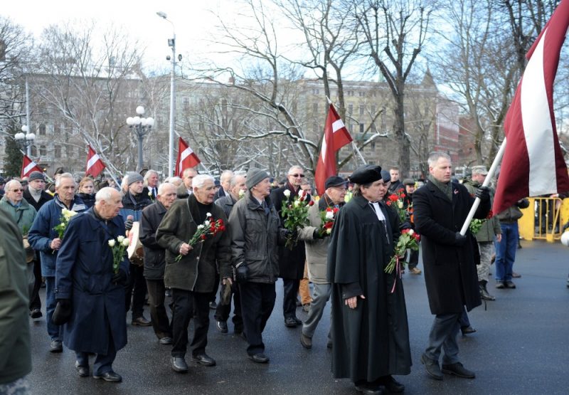 Arhīva foto. Gājiena dalībnieki dodas nolikt ziedus pie Brīvības pieminekļa, godinot latviešu leģionāru piemiņu.
