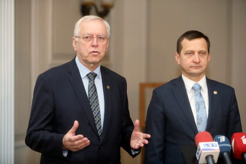 Augusts Brigmanis (foto – no kreisās) un valdes priekšsēdētājs Armands Krauze.
