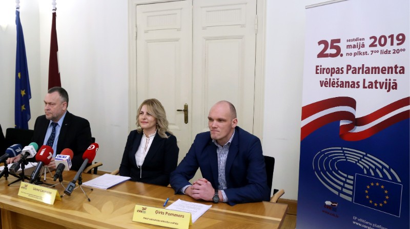 Centrālās vēlēšanu komisijas priekšsēdētājs Arnis Cimdars (no kreisās), Pilsonības un migrācijas lietu pārvaldes (PMLP) Personu datu apstrādes departamenta Elektronisko pakalpojumu administrēšanas nodaļas vadītāja Liene Lasmane un PMLP sabiedrisko attiecību vadītājs Ģirts Pommers piedalās preses konferencē, kurā informē vēlētājus par Eiropas Parlamenta vēlēšanu iecirkni, kura sarakstā viņi iekļauti.