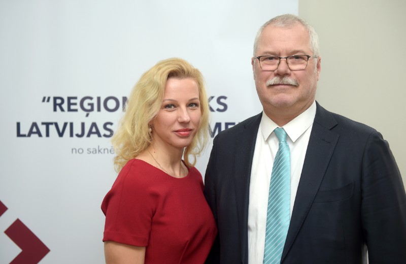 Izglītības un zinātnes ministrijas Struktūrfondu departamenta direktora vietniece profesionālās izglītības un mūžizglītības attīstības jomā Ulrika Auniņa – Naumova un bijušais Saeimas deputāts Varis Krūmiņš