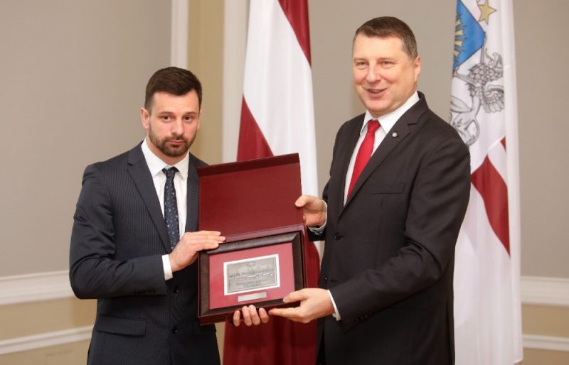 Martins Dukurs (no kreisās) un valsts prezidents Raimonds Vējonis.