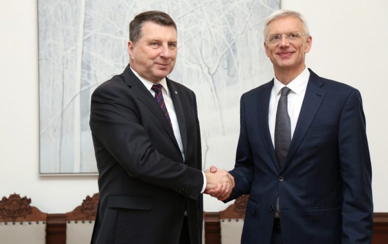 Valsts prezidents Raimonds Vējonis (no kreisās) un Ministru prezidents Krišjānis Kariņš tikšanās laikā Rīgas pilī.