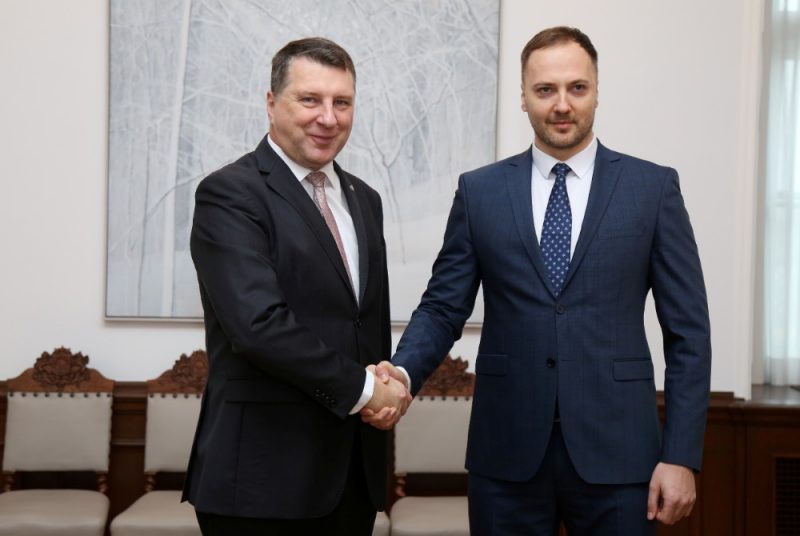 Valsts prezidents Raimonds Vējonis (no kreisās) un iekšlietu ministrs Sandis Ģirģens tikšanās laikā Rīgas pilī.