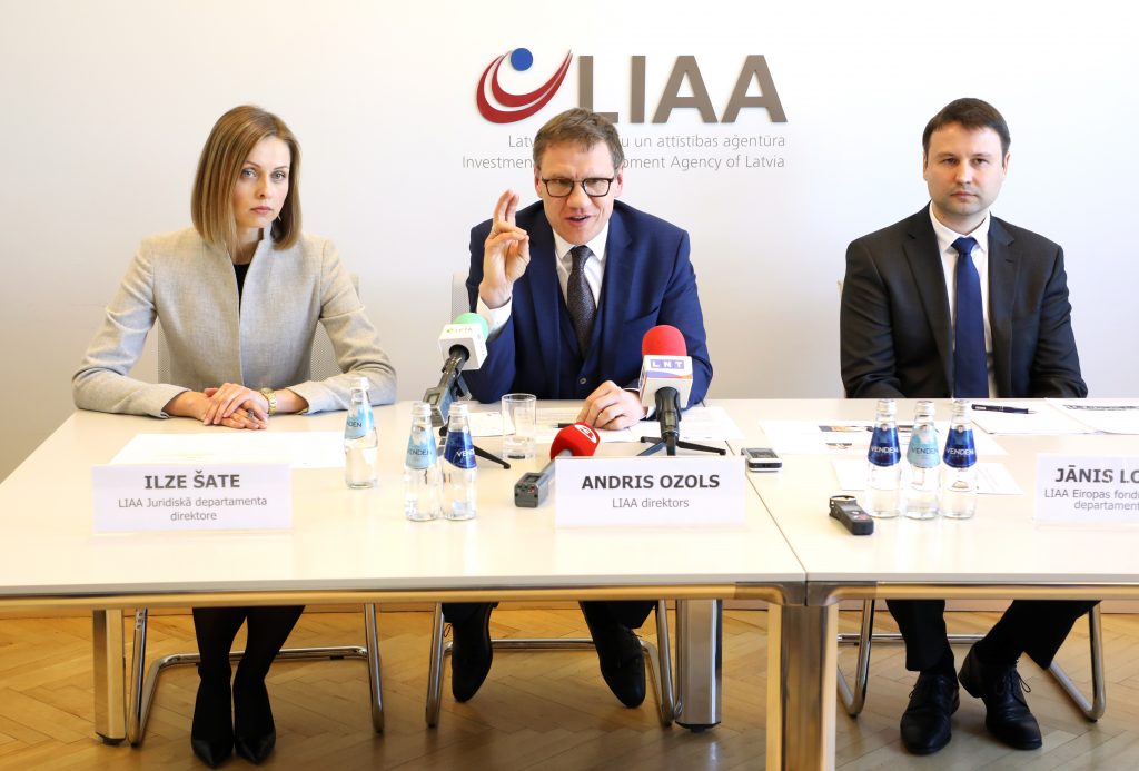 Latvijas Investīciju un attīstības aģentūras (LIAA) Juridiskā departamenta direktore Ilze Šate, LIAA direktors Andris Ozols un LIAA Eiropas fondu pēcuzraudzības un Norvēģijas finanšu instrumenta departamenta direktors Jānis Ločmelis piedalās preses konferencē, kurā informē par LIAA darbinieku iesaisti Eiropas Savienības struktūrfondu izkrāpšanā.